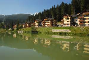 The two ends of the rectangular "lake" are JUST outside the frame