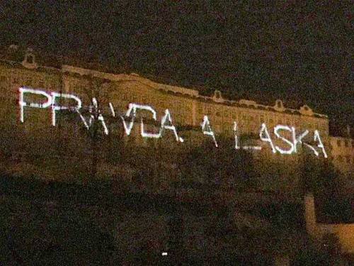 pravda a laska